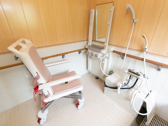 バリアフリー設計の浴室