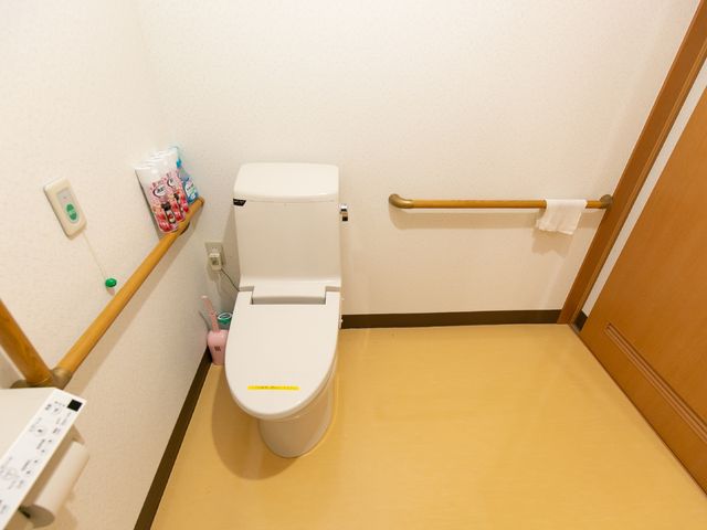 手すり付きトイレ トイレ 安全に配慮された手すりが設置された清潔なトイレです。利用しやすい環境が整っており、就業を検討している方にも安心です。