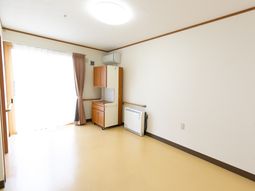 洋室の明るい居室空間