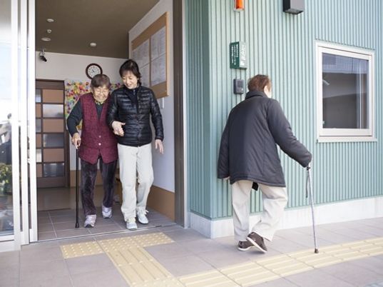 エントランスでの支援シーン