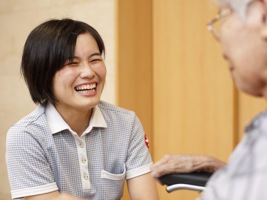笑顔で会話するスタッフ