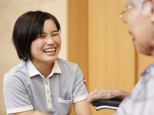 笑顔で会話するスタッフ