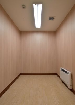 壁が木目調の部屋