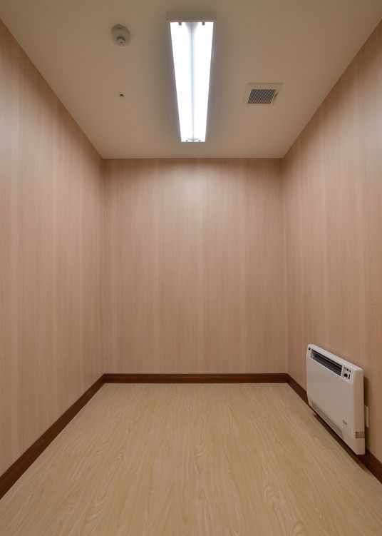 壁が木目調の部屋