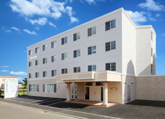 明るい外観の建物