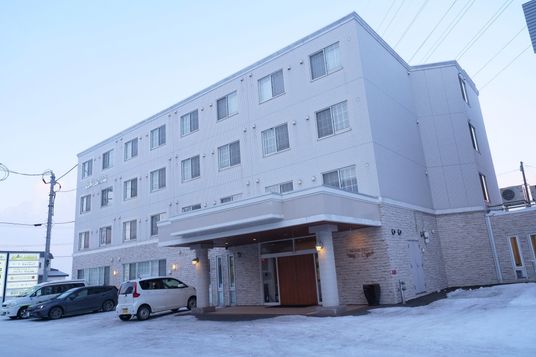 曲がった道に面した建物外観