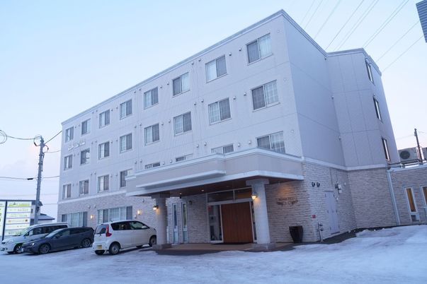 曲がった道に面した建物外観