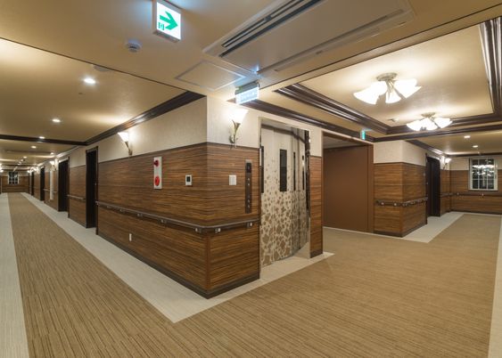 落ち着いた色調の廊下