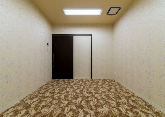 落ち着いた柄の部屋