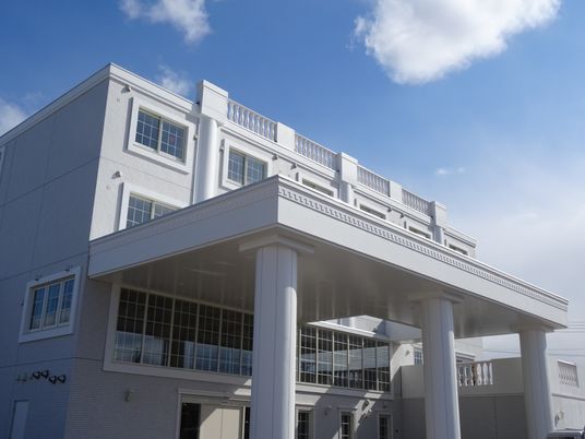 白い柱のある建物