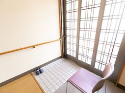 和風の明るい玄関スペース