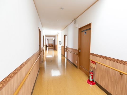 清潔な施設の廊下