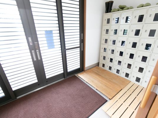 玄関とロッカーエリア