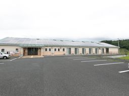 広い駐車スペースの建物