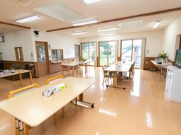 明るい食堂の様子