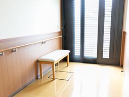 ベンチと手すりの廊下