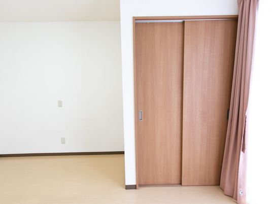 シンプルな居室のクローゼット