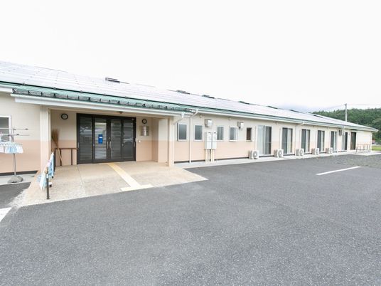 明るい建物の外観