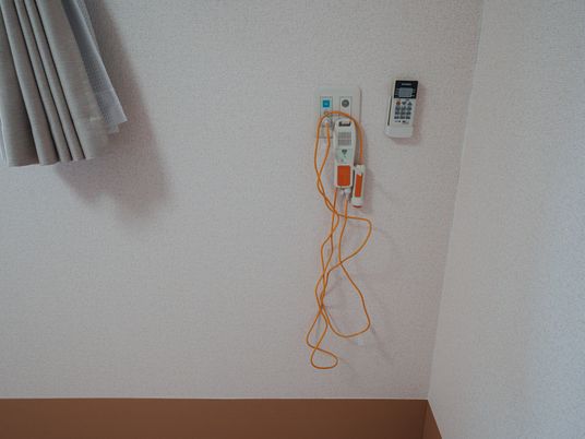 カーテン付きの居室