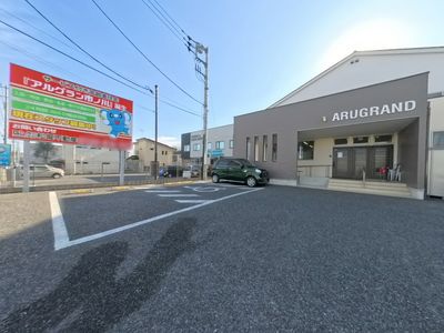 駐車場が見える外観  