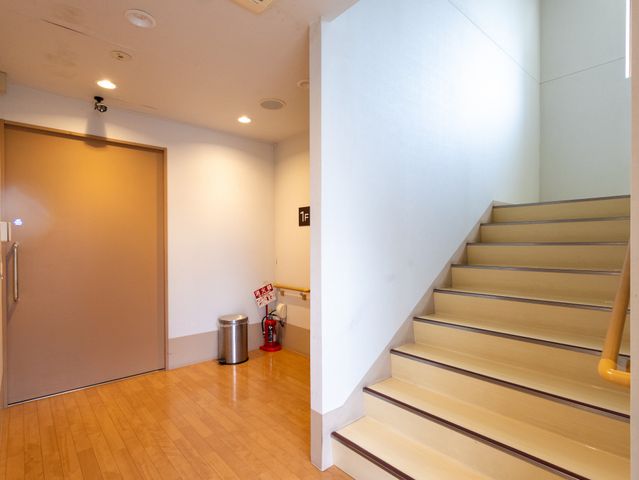 階段とエレベーターホール
