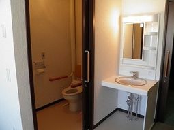 清潔なトイレと洗面台