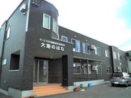 外観の建物とエントランス