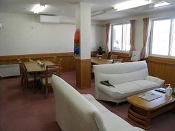 明るい共用ラウンジ空間