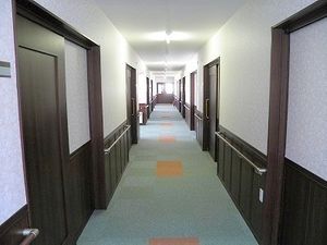 長く清潔な施設の廊下