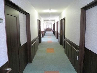長く清潔な施設の廊下