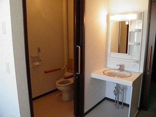 バリアフリーの洗面所とトイレ