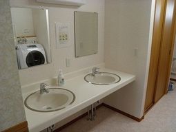 清潔な洗面台と洗濯機