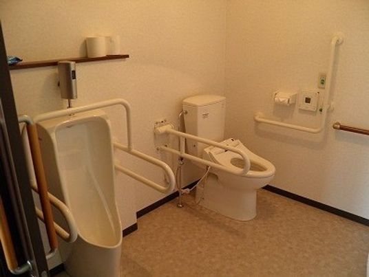 バリアフリー設計のトイレ