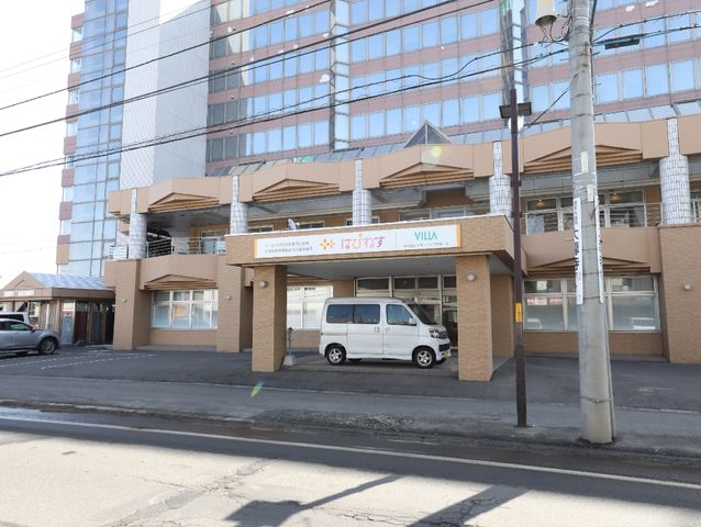 施設外観の明るい日中