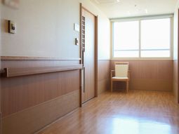 明るい空間の個室の一角