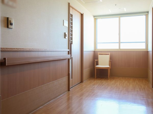 明るい空間の個室の一角