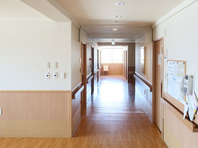 清潔感のある明るい廊下 廊下 光が差し込む広々とした廊下は、清掃が行き届き、安心してご活動いただける作りになっています。