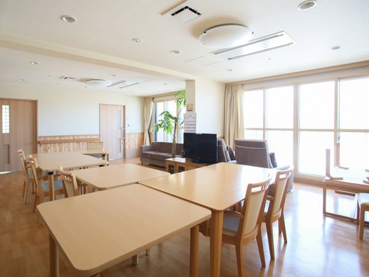 広々とした明るい食堂