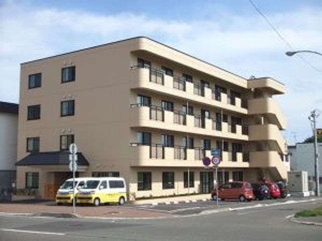 施設の外観 外観   落ち着いた色合いの建物が、道路沿いにすっきりと建っています。窓が多く、階ごとの広がりがわかる外観です。