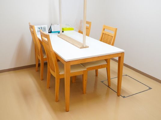 シンプルなダイニングテーブル