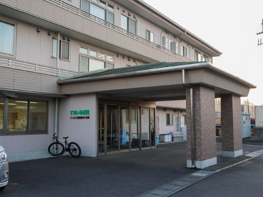 明るい施設のエントランス
