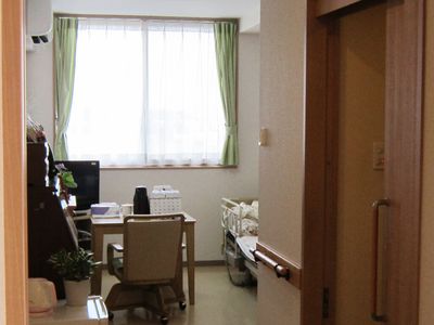 明るい個室の居室