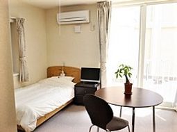 明るい居室の様子