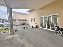 車椅子のあるエントランス