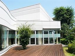 白い建物のモダンな外観