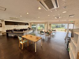 自然光が注ぐラウンジ