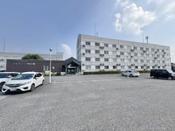 駐車場前の外観
