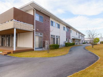 広々とした外観の施設