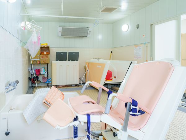 バリアフリー設計の浴室