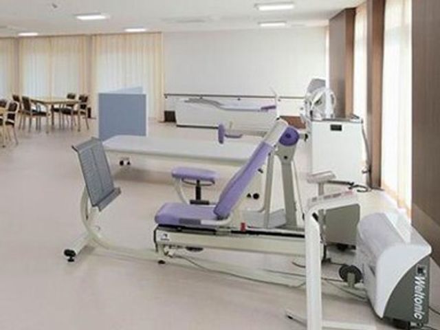 訓練機器が置かれた部屋 機能訓練室 快適な環境で身体機能の改善を目指す訓練室です。最新の訓練機器を使い、利用者様の健康維持をお手伝いします。